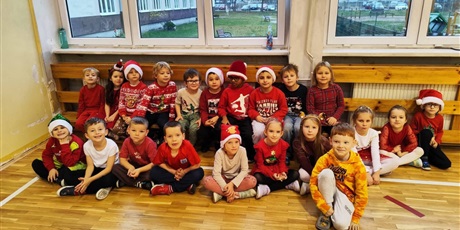 Powiększ grafikę: Dzieci kibicują startującym rówieśnikom.