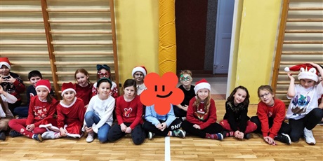 Powiększ grafikę: Dzieci kibicują startującym rówieśnikom.