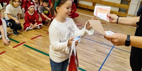 Powiększ grafikę: Przedstawiciele klas odbierają słodki poczęstunek.