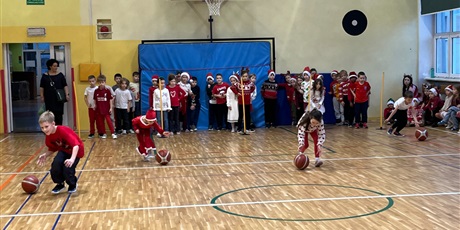 Powiększ grafikę: Dzieci podczas mikołajkowych wyścigów rzędów.