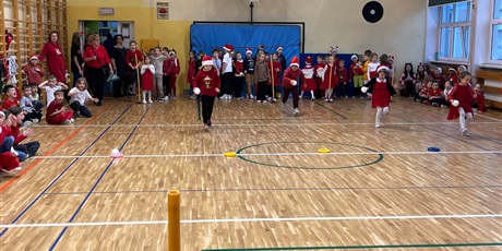 Powiększ grafikę: Dzieci podczas mikołajkowych wyścigów rzędów.