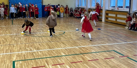 Powiększ grafikę: Dzieci podczas mikołajkowych wyścigów rzędów.