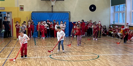 Powiększ grafikę: Dzieci podczas mikołajkowych wyścigów rzędów.