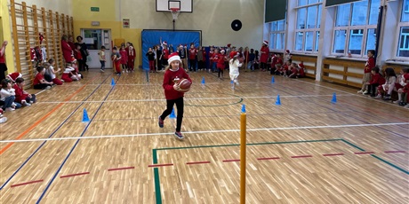 Powiększ grafikę: Dzieci podczas mikołajkowych wyścigów rzędów.