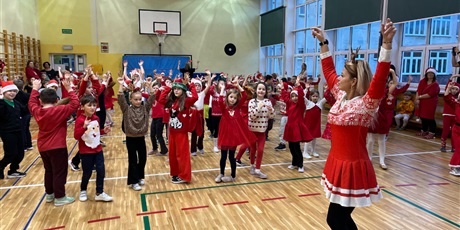 Powiększ grafikę: Dzieci tańczą do świątecznych piosenek.