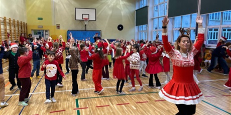 Powiększ grafikę: Dzieci tańczą do świątecznych piosenek.