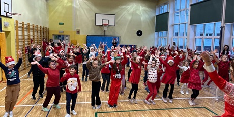 Powiększ grafikę: Dzieci tańczą do świątecznych piosenek.