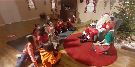 Powiększ grafikę: Dzieci opowiadają Mikołajowi o swojej współpracy w Wielkiej Fabryce Elfów.