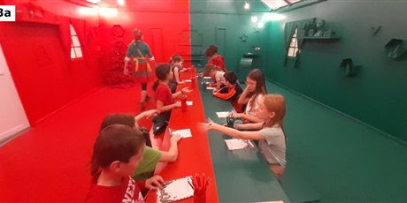 Powiększ grafikę: Dzieci wspólnie piszą list do Mikołaja w Wielkiej Fabryce Elfów.