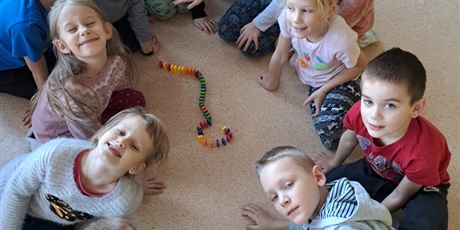 Powiększ grafikę: Dzieci układają domino.