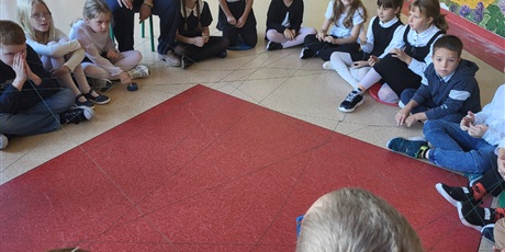 Powiększ grafikę: Tworzenie pajęczyny przyjaźni w klasie 3a