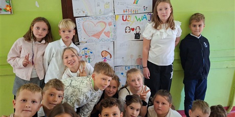Powiększ grafikę: Dzieci z kl.3b stoją przed drzwiami, na których zawiesili swoje plakaty.