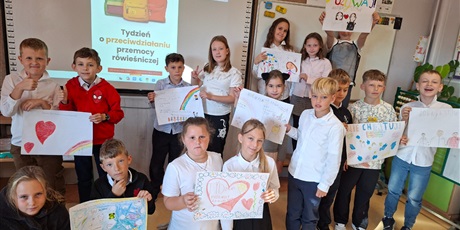 Powiększ grafikę: Uczniowie kl.3b prezentują wykonane plakaty.