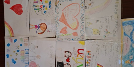Powiększ grafikę: Plakaty kl.3b zawieszone na drzwiach.