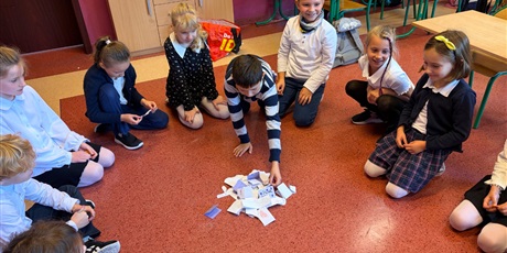 Powiększ grafikę: Dzieci z kl.2b odczytują adresatów i wręczają karteczki życzliwości.