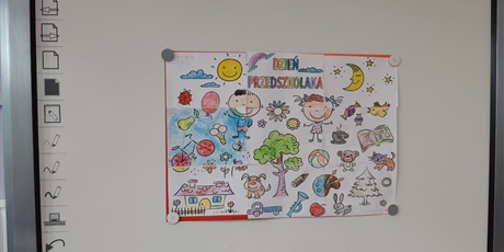 Powiększ grafikę: Na tablicy przyczepiona jest kolorowanka, która została  wykonana przez wszystkie dzieci z okazji ich święta Dnia Przedszkolaka.