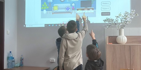 Powiększ grafikę: Uczniowie podczas zajęć terapii ped.