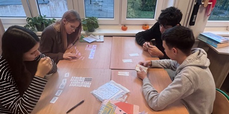 Powiększ grafikę: Uczniowie podczas zajęć terapii ped.