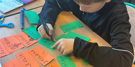 Powiększ grafikę: Uczniowie podczas zajęć terapii ped.