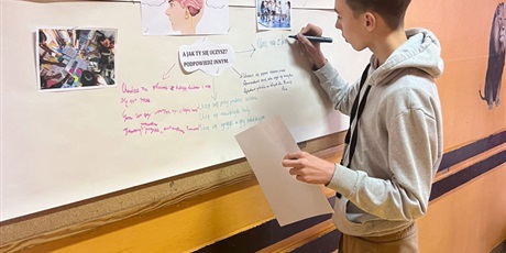 Powiększ grafikę: Uczniowie podczas zajęć terapii ped.