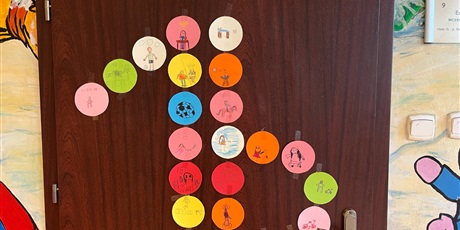 Powiększ grafikę: Uczniowie kl.1b przykleili rysunki swoich mocnych stron na drzwiach klasy.