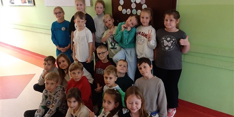 Powiększ grafikę: Klasa 2b przed drzwiami z naklejonymi mocnymi stronami.