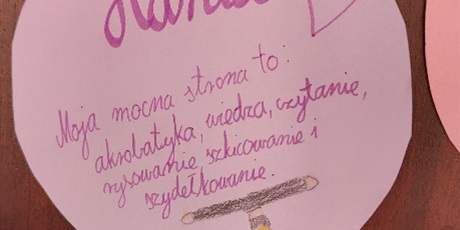 Powiększ grafikę: Papierowe kółko z napisanymi przez dziewczynkę swoimi mocnymi stronami.