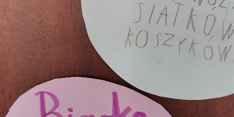 Powiększ grafikę: Papierowe kółko z napisanymi przez chłopca swoimi mocnymi stronami.