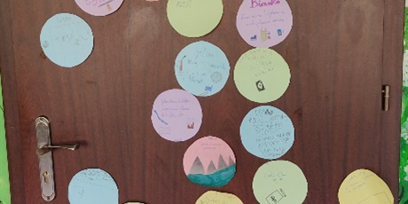 Powiększ grafikę: Naklejone na drzwiach kółka z wypisanymi mocnymi stronami uczniów klasy 3c.