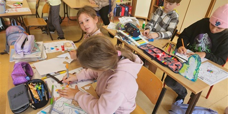 Powiększ grafikę: Dzieci z klasy 2c w trakcie działań.