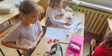 Powiększ grafikę: Dzieci z klasy 2c w trakcie działań.