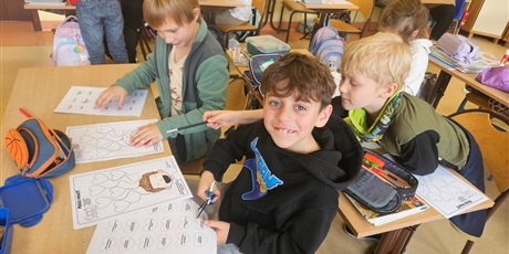 Powiększ grafikę: Dzieci z klasy 2c w trakcie działań.