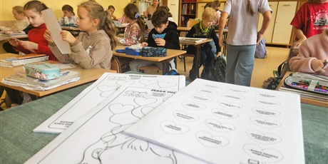 Powiększ grafikę: Dzieci z klasy 2c w trakcie działań.