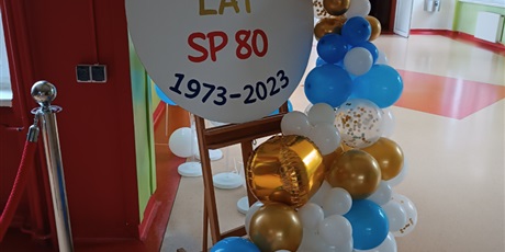 Powiększ grafikę: Napis: 50 lat SP80 1973-2023, wokół kolorowe balony.
