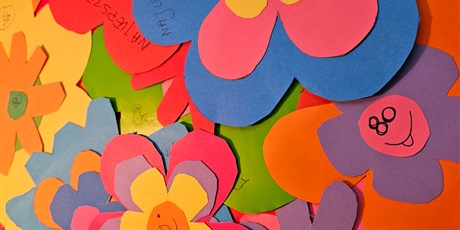 Powiększ grafikę: Kolorowe kwiaty, jako elementy dekoracji na urodziny szkoły.