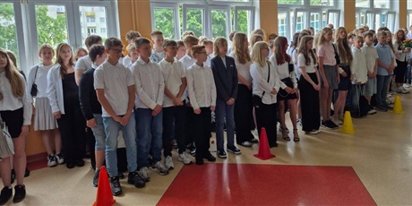 Powiększ grafikę: Uczniowie klas 4-7 podczas zakończenia roku szkolnego