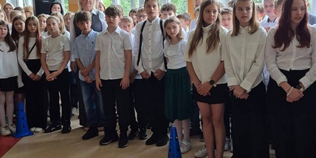 Powiększ grafikę: Uczniowie klas 4-7 podczas zakończenia roku szkolnego