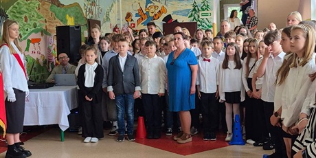 Powiększ grafikę: Uczniowie klas 4-7 podczas zakończenia roku szkolnego