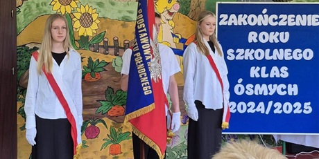 Powiększ grafikę: Poczet sztandarowy na uroczystym zakończeniu roku szkolnego