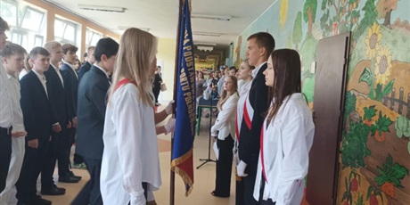 Powiększ grafikę: Przekazanie sztandaru szkoły młodszym kolegom i koleżankom