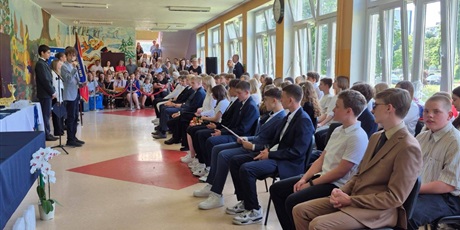 Powiększ grafikę: Uczniowie klas ósmych siedzą podczas zakończenia roku szkolnego