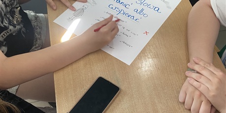Powiększ grafikę: Uczniowie klas siódmych podczas warsztatów.