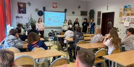 Powiększ grafikę: Uczniowie klas siódmych podczas warsztatów.