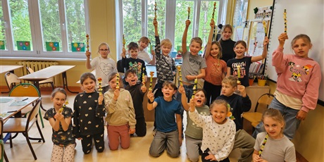 Powiększ grafikę: Zbiorowe zdjecie klasy 2c z panią prowadzącą warsztaty.