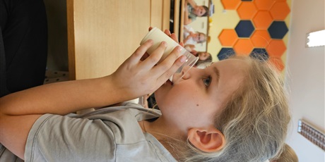 Powiększ grafikę: Dziewczynka z klasy 2c pijąca mleko.