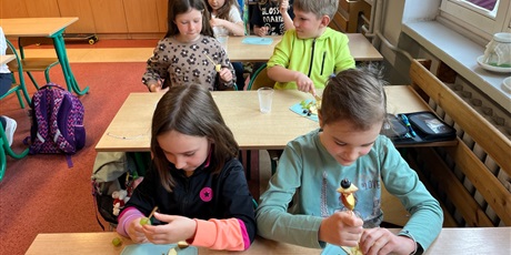 Powiększ grafikę: Dzieci z kl.1b podczas robienia owocowych szaszłyków.
