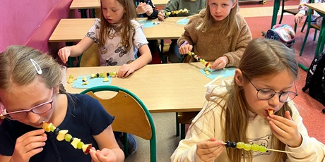 Powiększ grafikę: Dzieci z kl.1b podczas robienia owocowych szaszłyków.