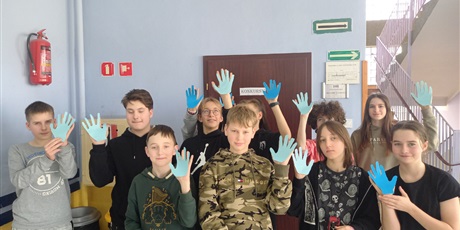 Powiększ grafikę: Uczniowie z niebieskimi dłońmi-symbol autyzmu