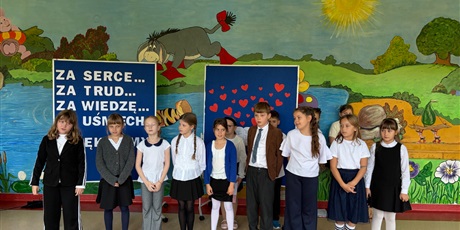 Powiększ grafikę: Uczniowie z kl.3a prezentują przygotowany wiersz.