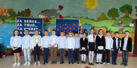 Powiększ grafikę: Uczniowie z kl.3b prezentują przygotowany wiersz.